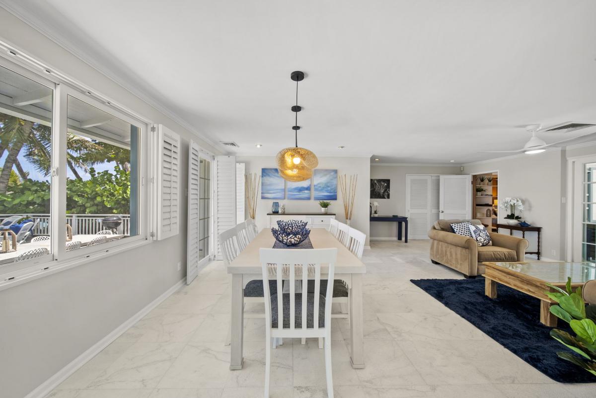 Comfortably seats eight, with extra space for up to ten, making it ideal for your Hawaii group getaway.