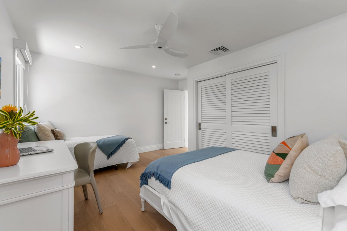 Fourth bedroom with twin beds, ideal for families or flexible stays.