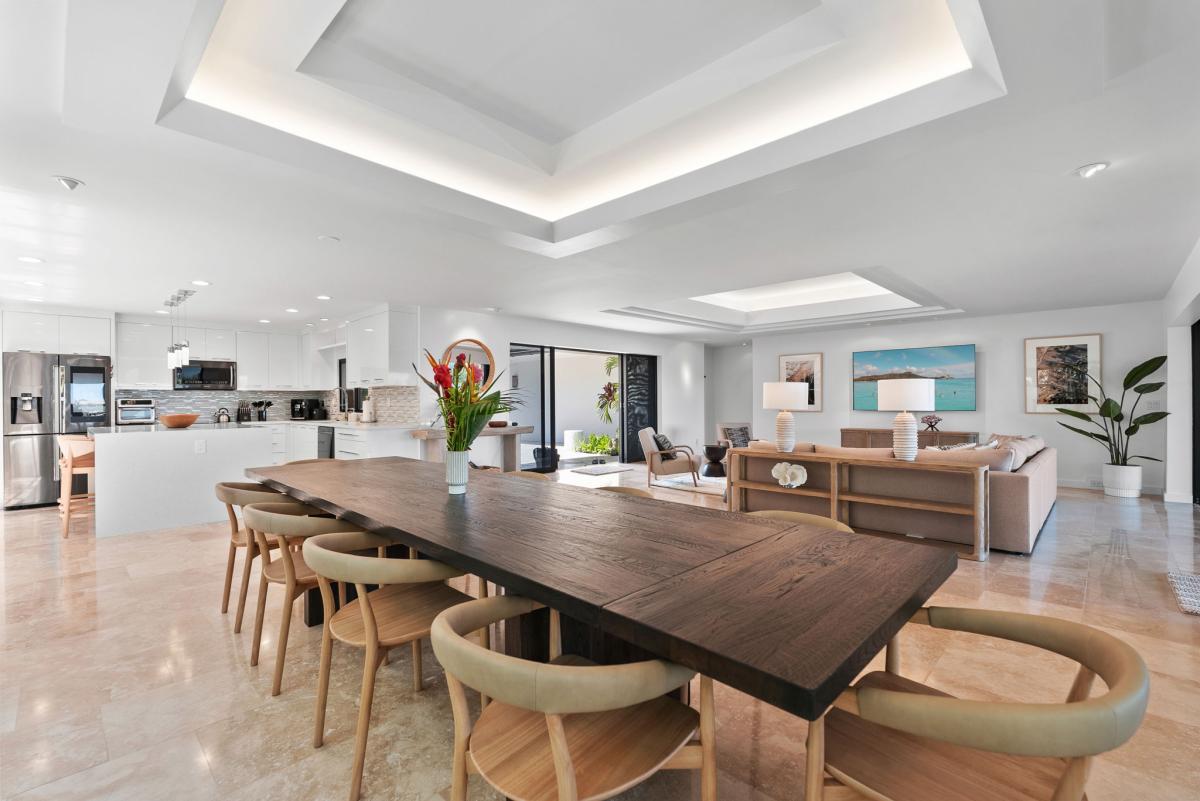 Casual meals and conversation flow easily in this indoor-outdoor dining area at Honolulu Lagoonfront Retreat.