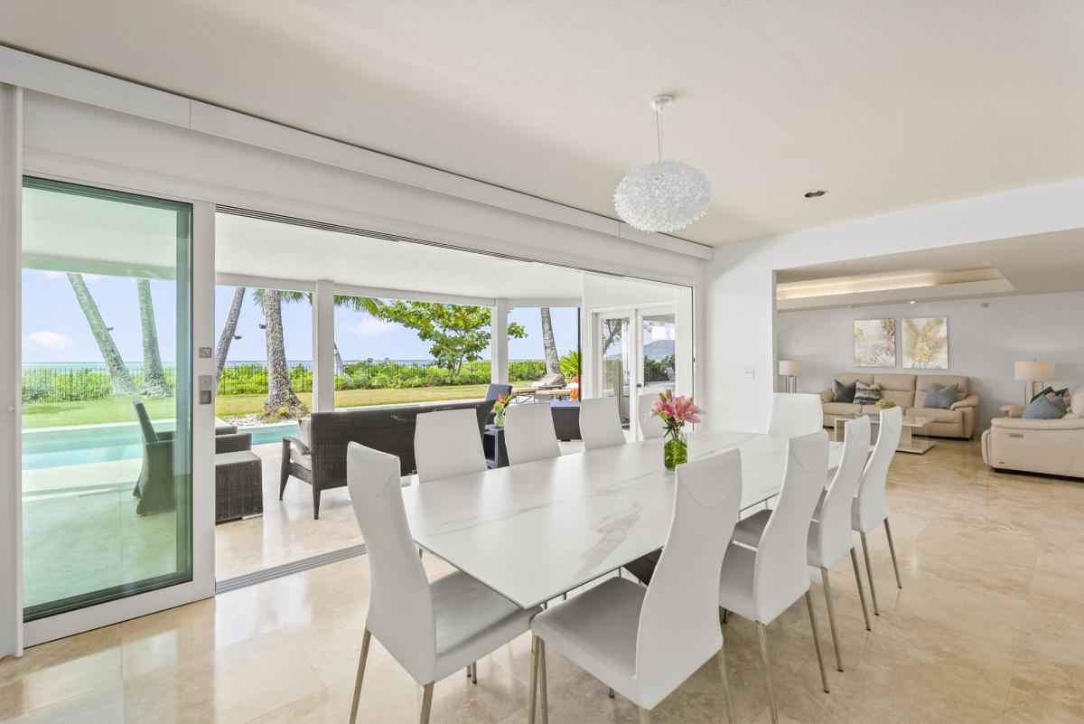 Dine against the backdrop of the Pacific—this oceanfront dining room offers floor-to-ceiling glass and unobstructed coastal views.