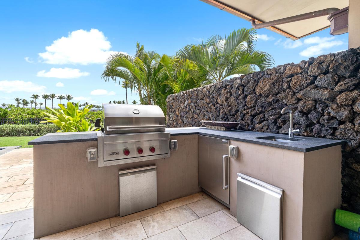 Built-in BBQ and outdoor kitchen perfect for grilling and entertaining at Laule'a #13.