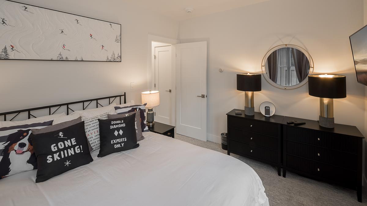 Bedroom 4, Main Level - Queen bedroom