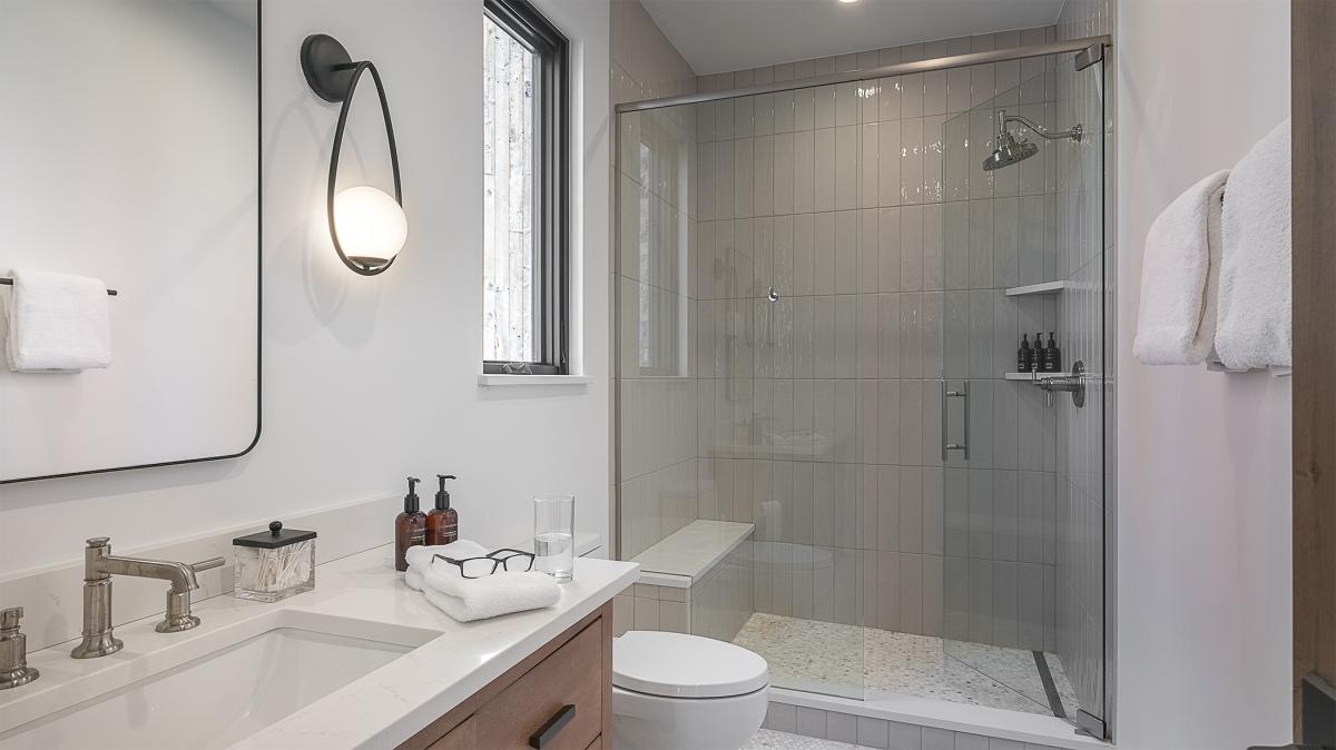 Bedroom 2, Main Level - Queen ensuite