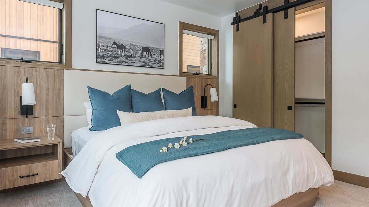 Bedroom 5, Mid-Level - King suite