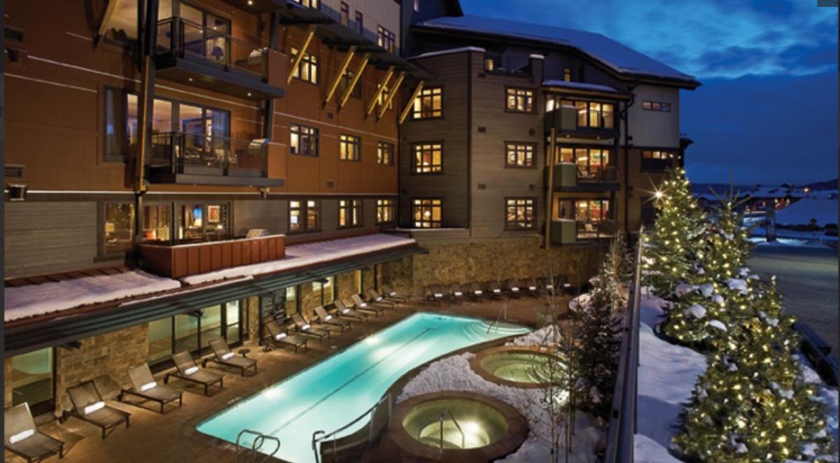 Heated outdoor pool & hot tubs