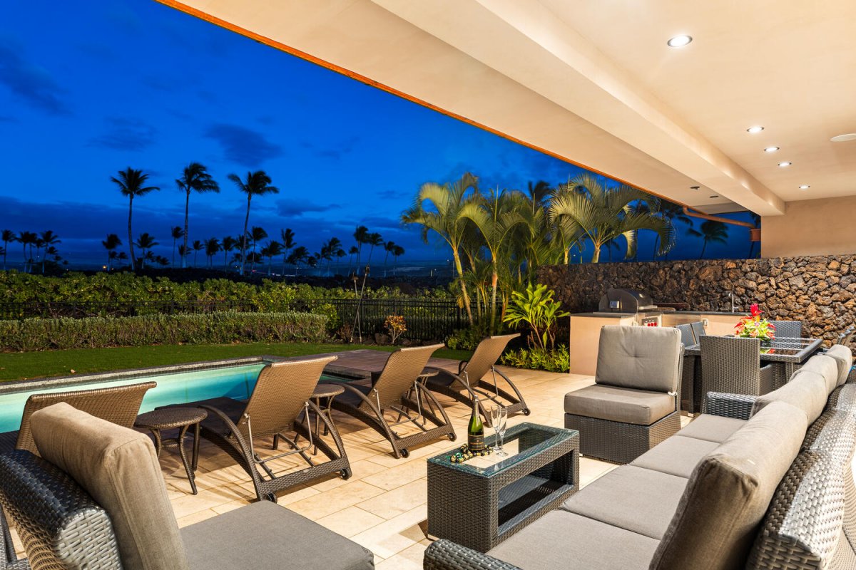 Covered lanai with panoramic views of the fairway and Mauna Kea.