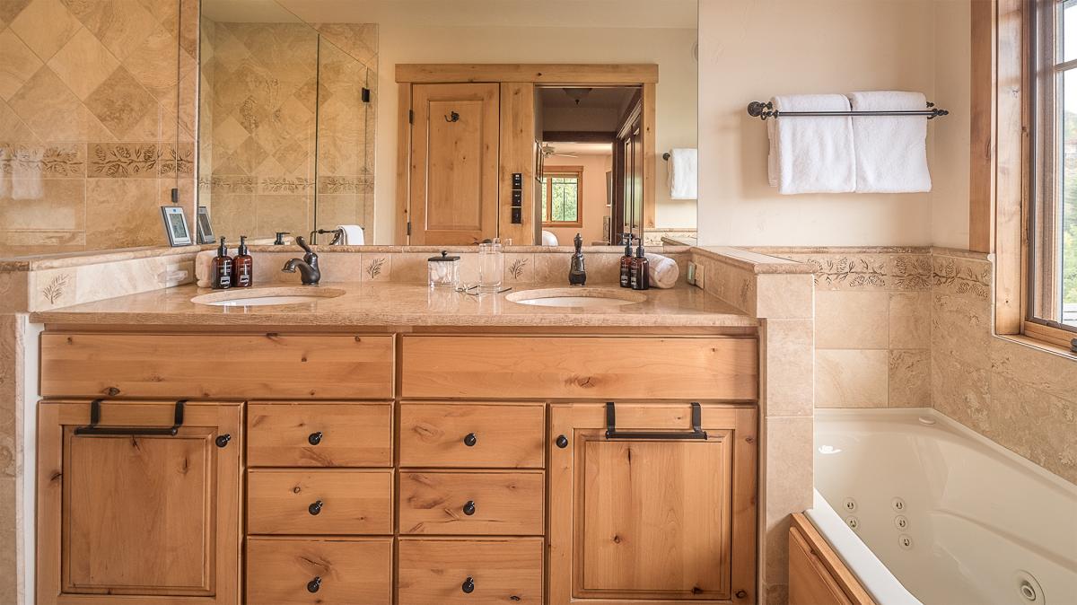 Bedroom 1, Upper Level - Primary ensuite