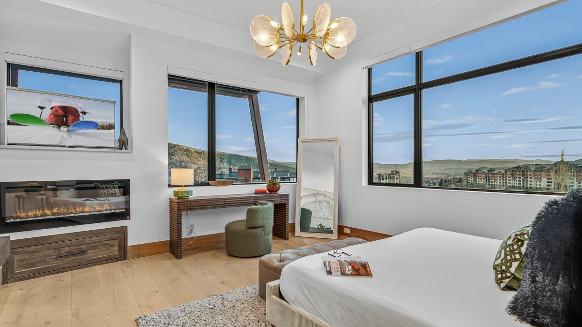 Bedroom 1, Entry Level - Primary king suite