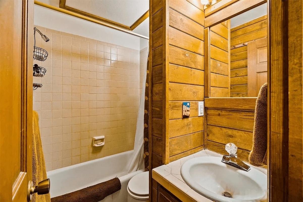 breckenridge-cabin-primary-ensuite-bathroom