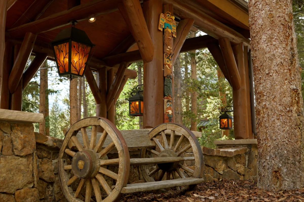 breckenridge-cabin-wagon-wheel-detail