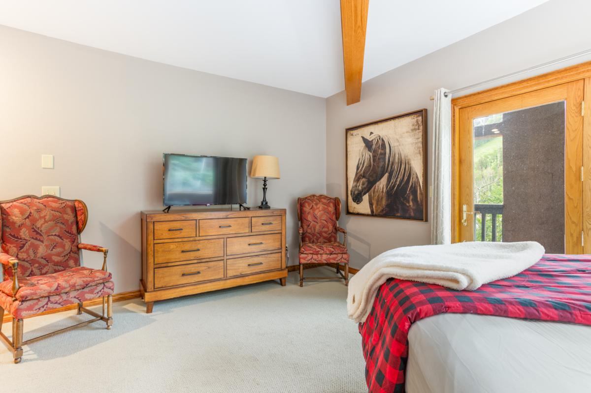 Bedroom 4, Lower Level - Queen bedroom with deck