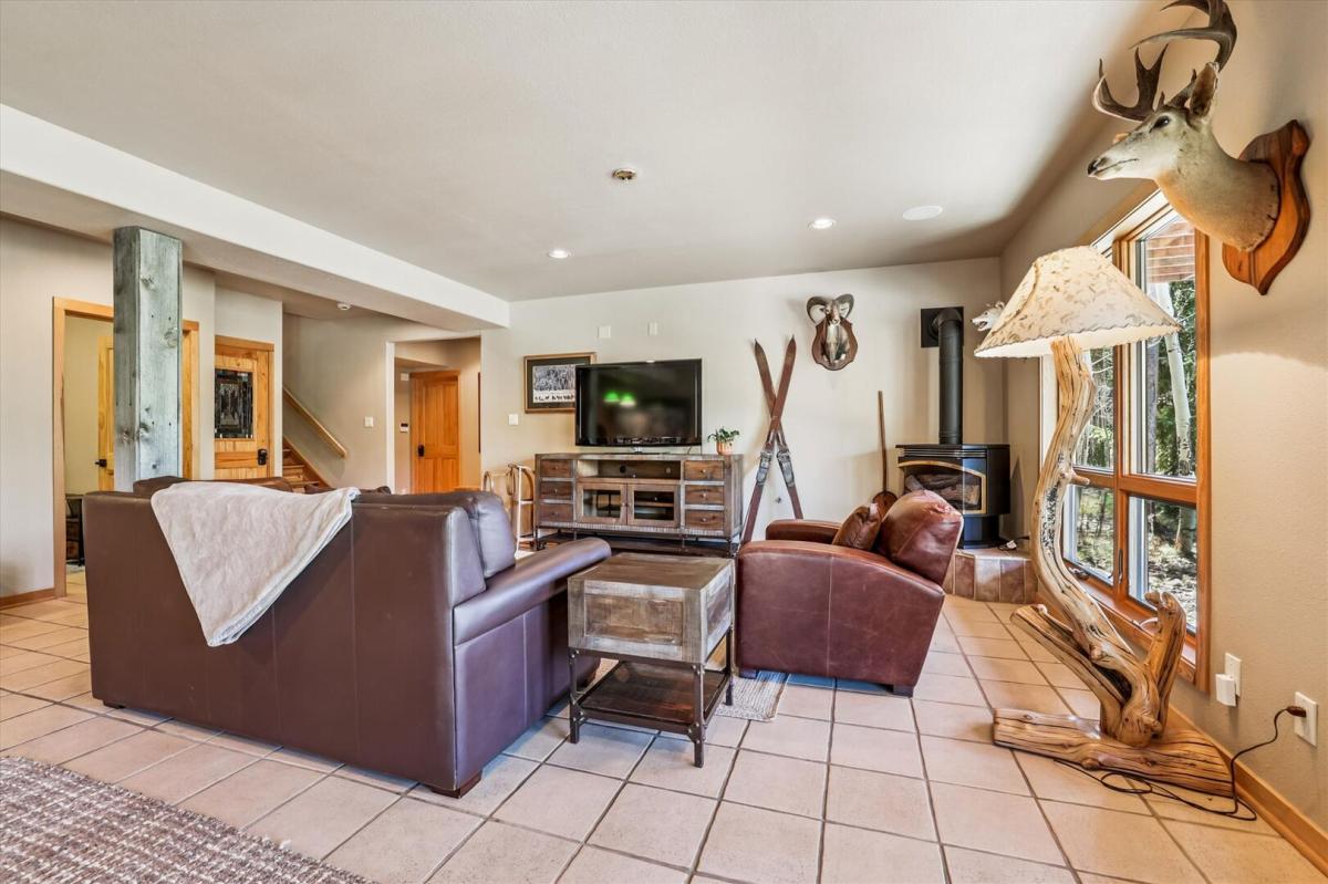Living Area - Mountain Serenity Retreat - Blue River Vacation Rental