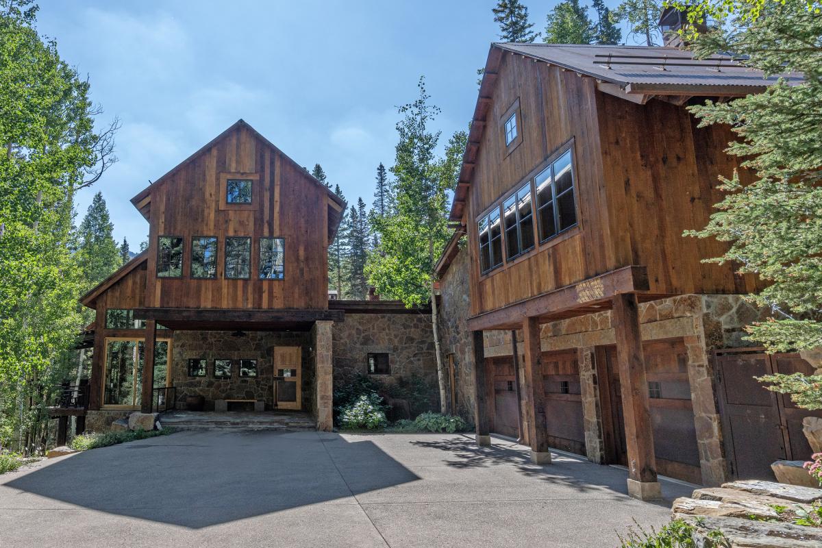 1-robbers-roost-mountain-village-exterior-front