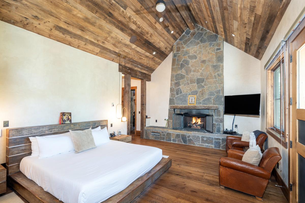 4.3-robbers-roost-mountain-village-primary-suite1