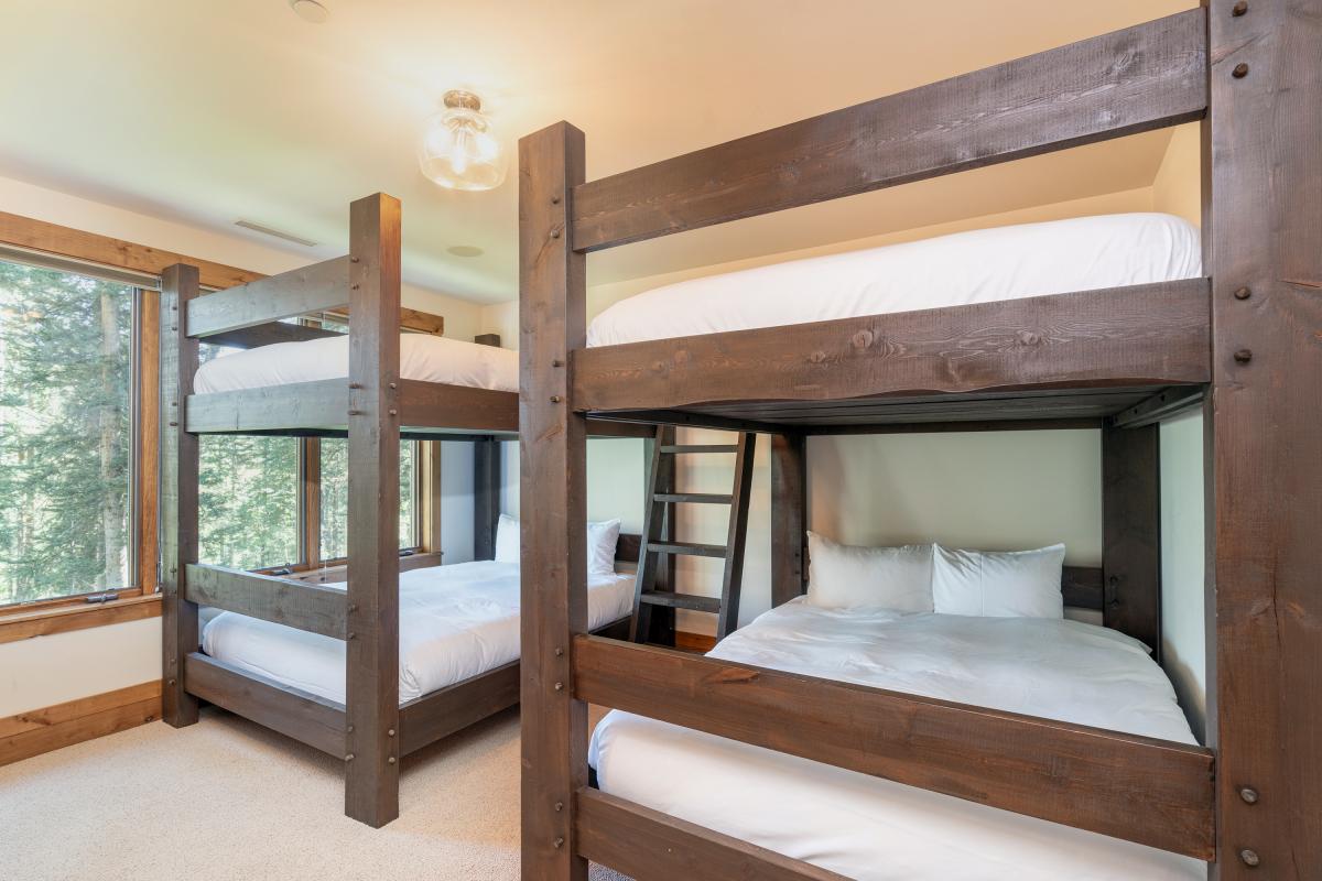 8-robbers-roost-mountain-village-bunk-suite1