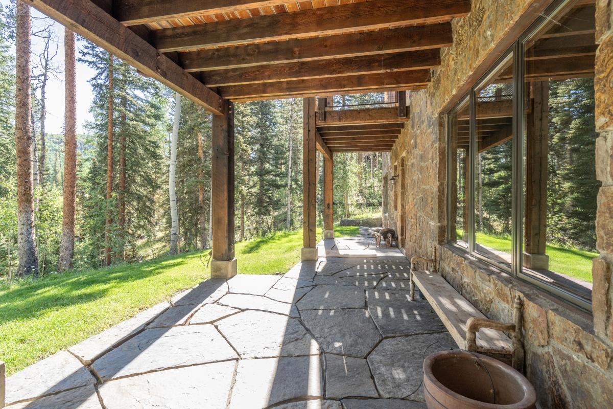 5.2-robbers-roost-mountain-village-lower-patio1