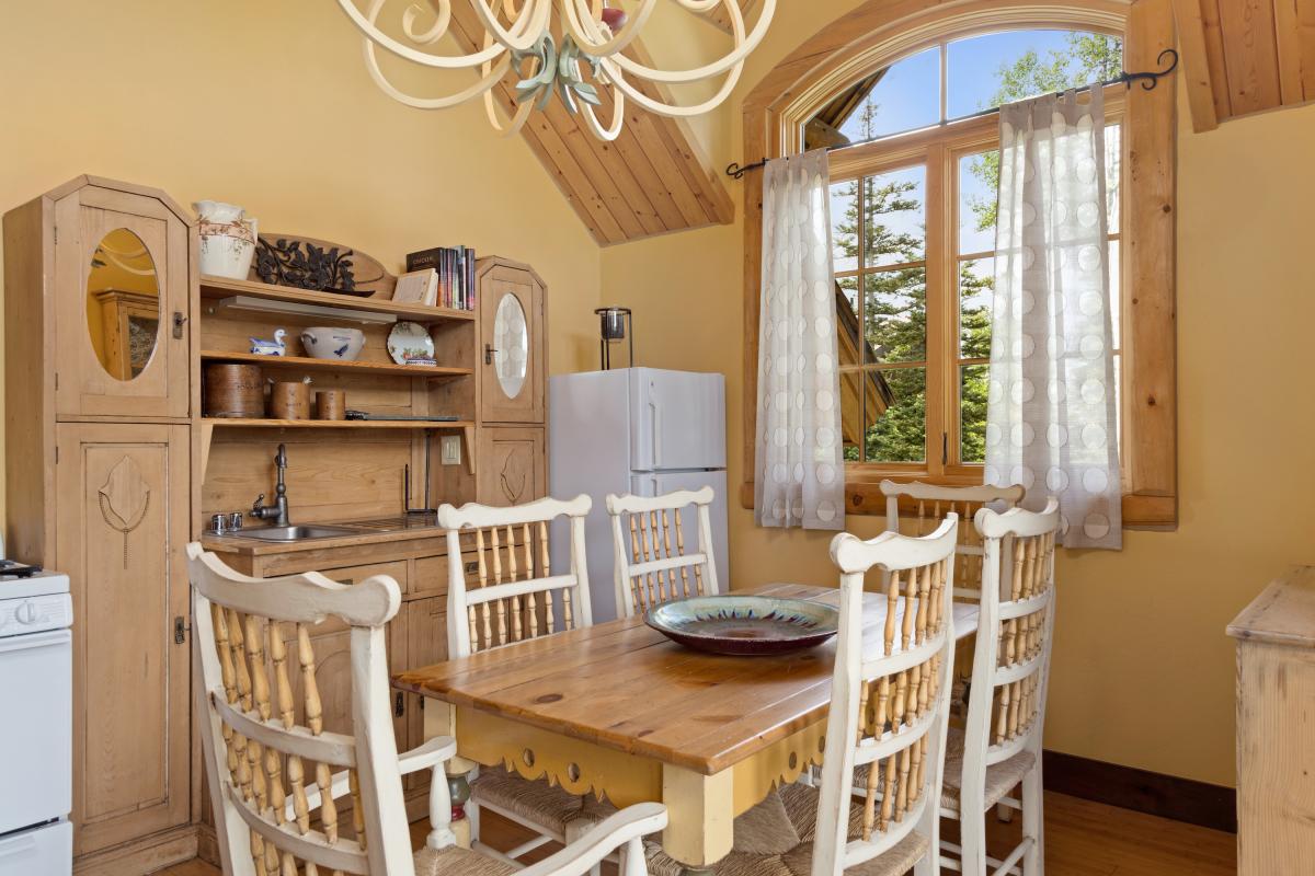 12.0-Hilltop-Hideaway-Mountain-Village-Vacation-Rental-Apartment-1