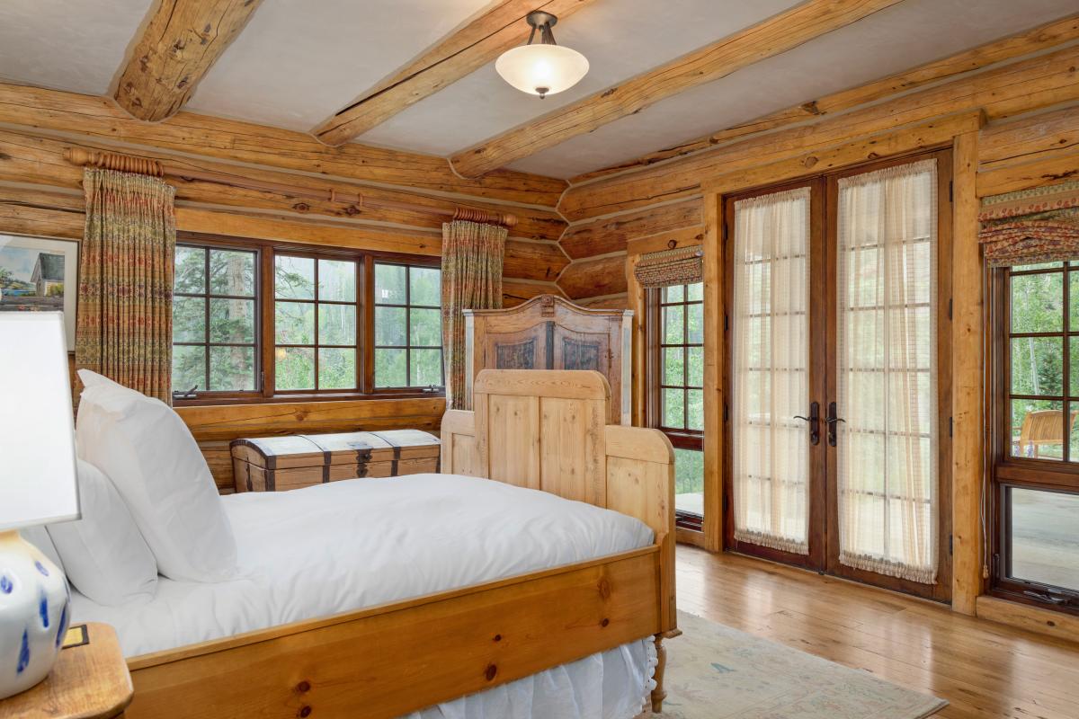 8.0-Hilltop-Hideaway-Mountain-Village-Vacation-Rental-Guest-Suite1-1