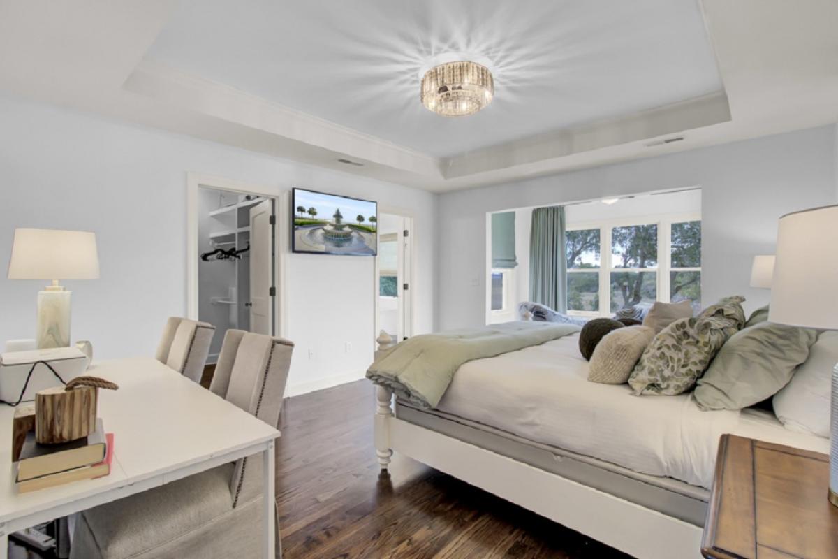 - Wake up to views of trees and sky through sunlit windows by your king size bed - Unwind in the cozy sitting area or catch a movie from bed after a day of adventure - Soothing blend of comfort, space, and natural light for a perfect night’s rest