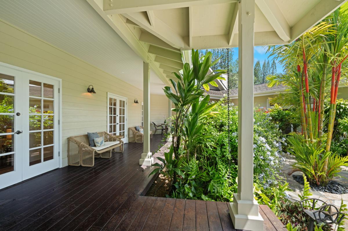Beautiful lanai greets your entrance