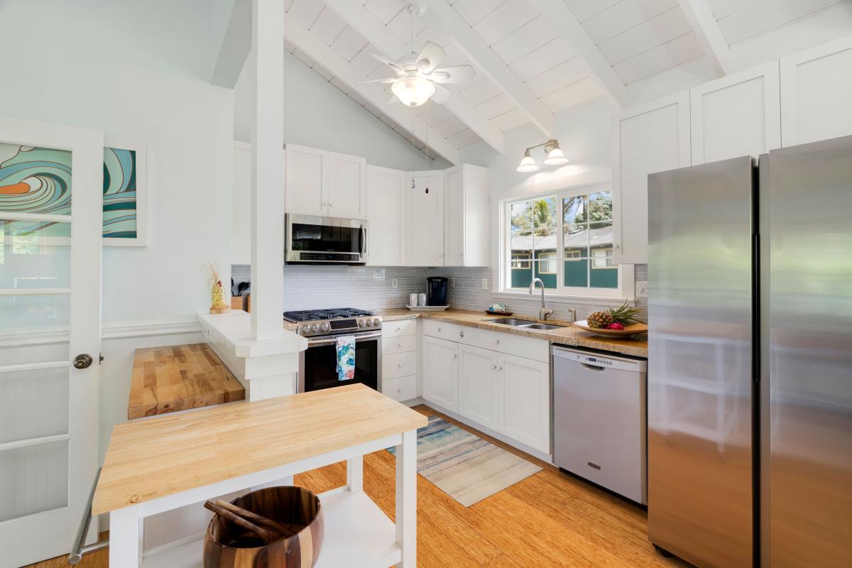 Full kitchen with all the tools to whip up a great meal