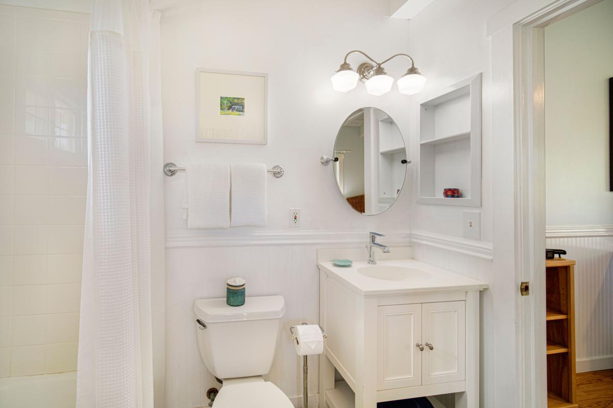 Full guest bathroom