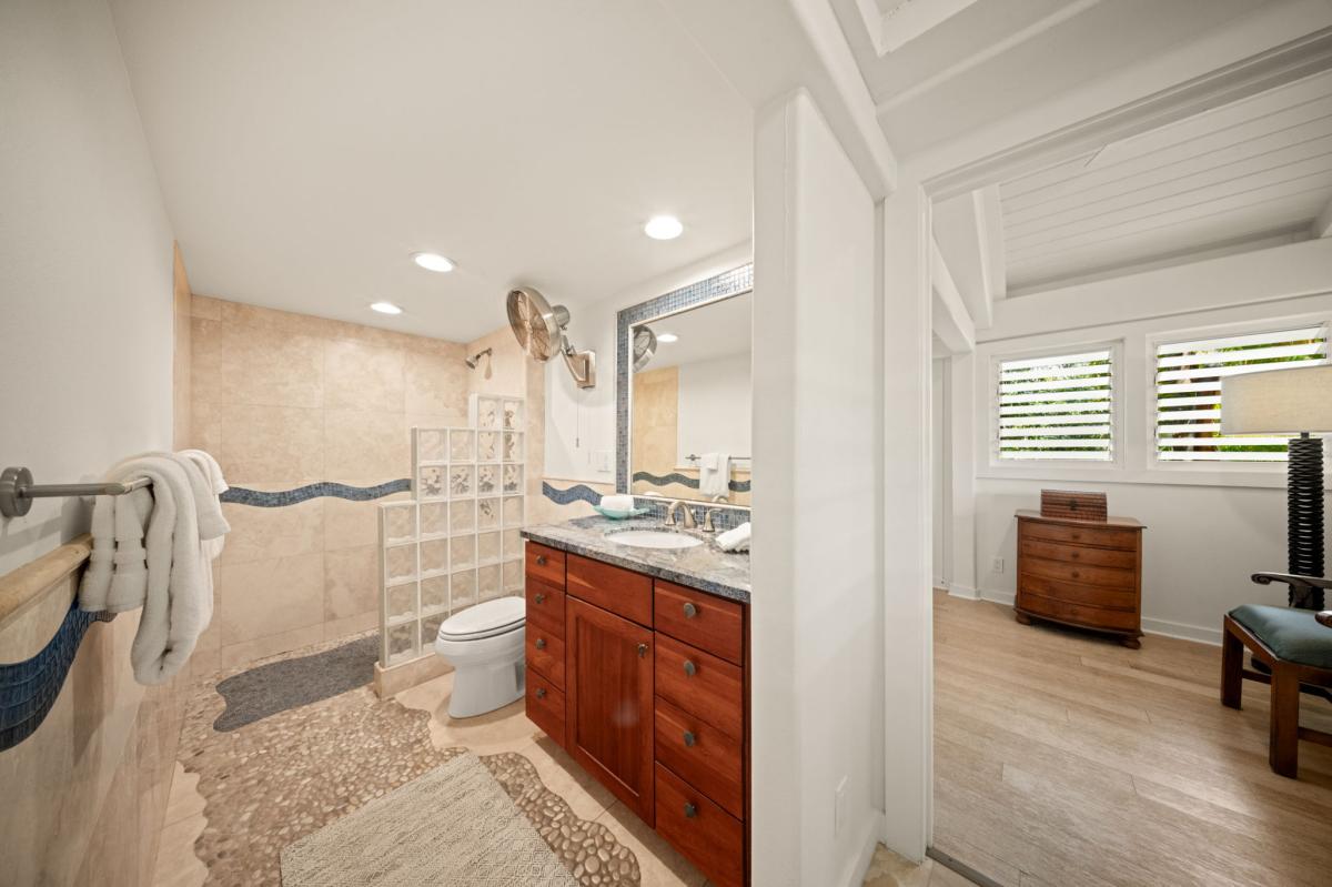 Guest bathroom with Shower