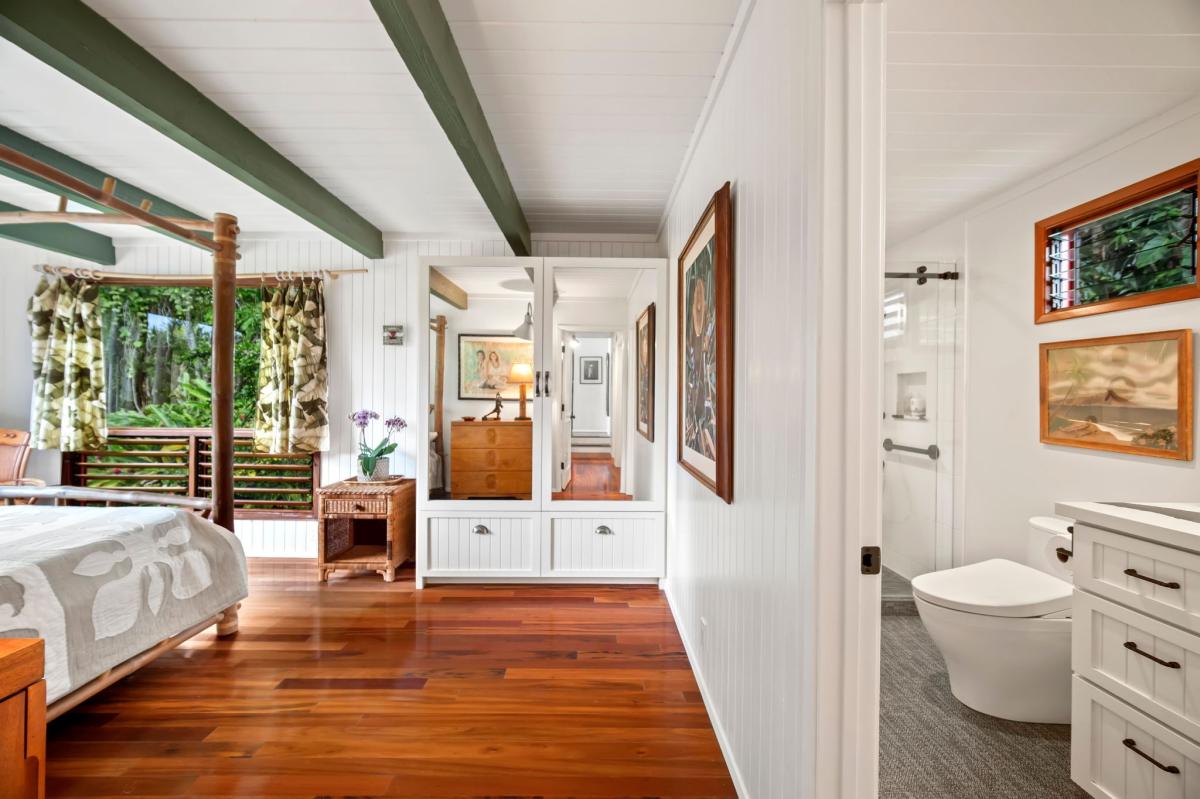 Guest room with En Suite bathroom entrance