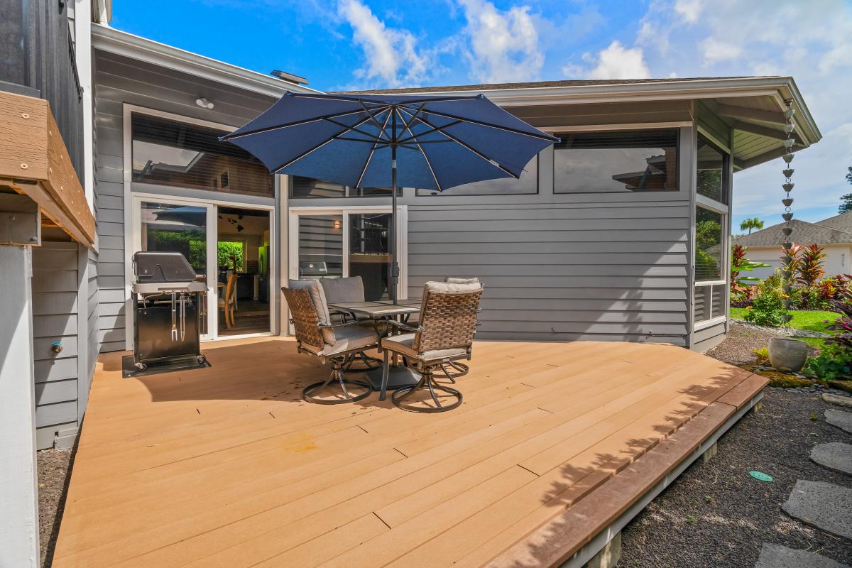Outdoor lanai to enjoy the views