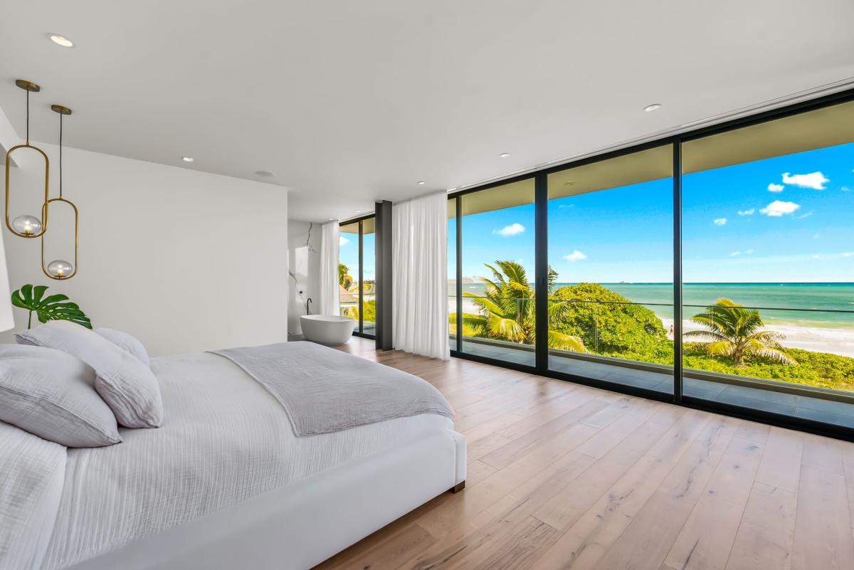Floor-to-ceiling glass keeps the beauty of Kailua Beach within sight from bed.