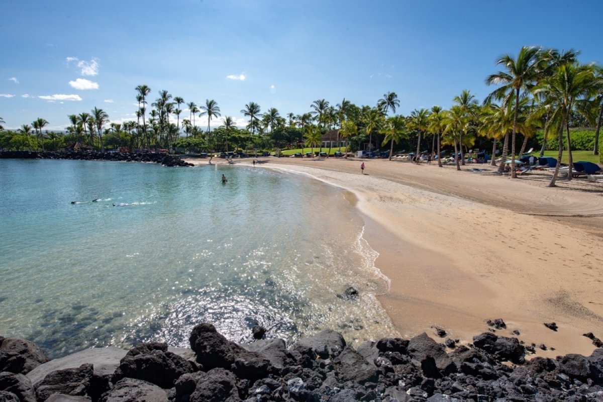 Enjoy convenient access to the Mauna Lani Beach Club, with beach lounge chairs, Napua Restaurant, excellent snorkelling, and ocean gear rentals. A key card is included with your rental for entry and parking in the private parking area.