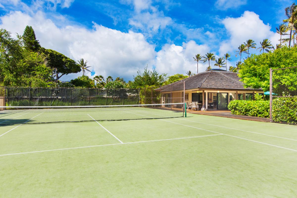 A full private court tucked into the greenery keeps mornings competitive.