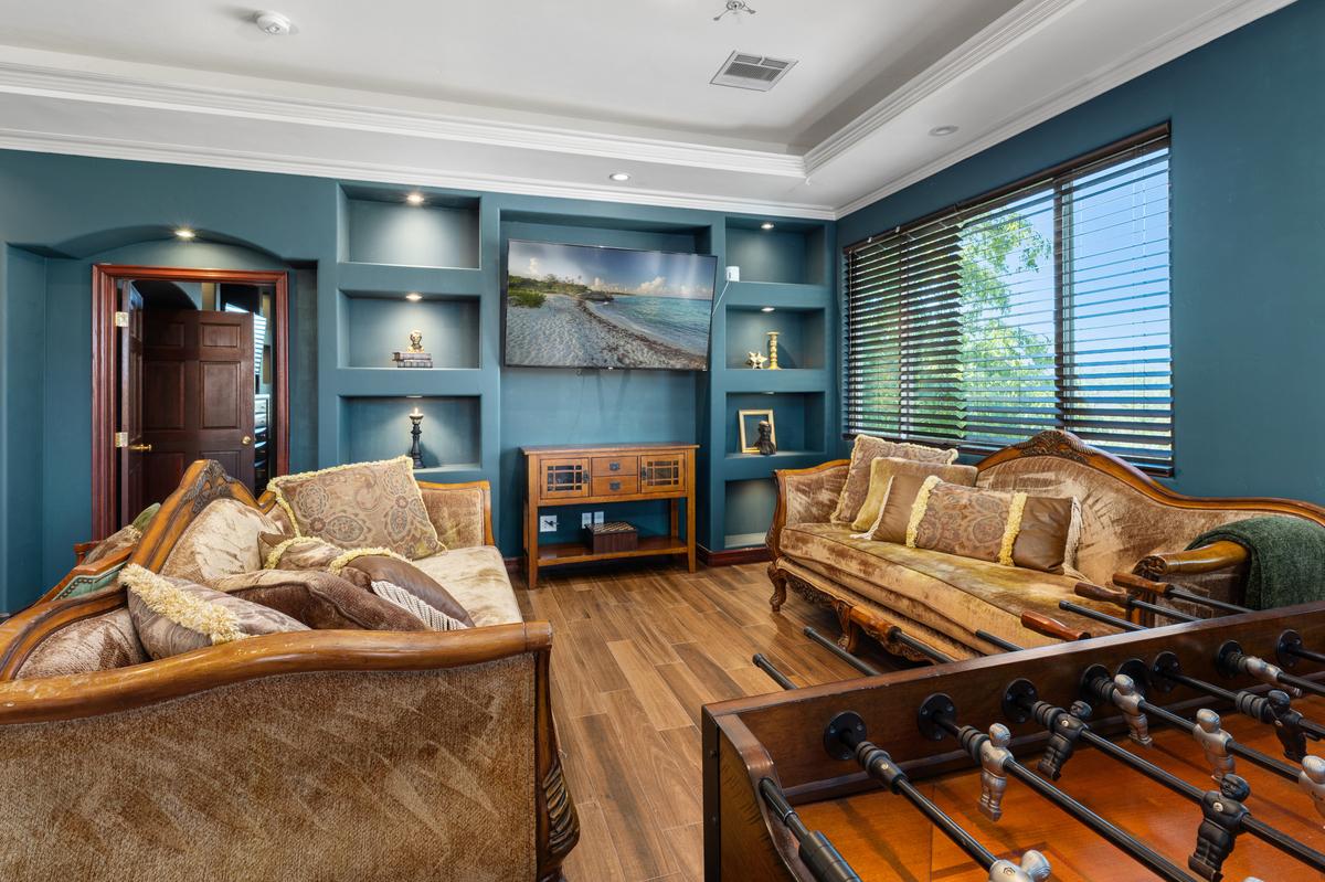 A room with presence, where rich details and a relaxed atmosphere come together.