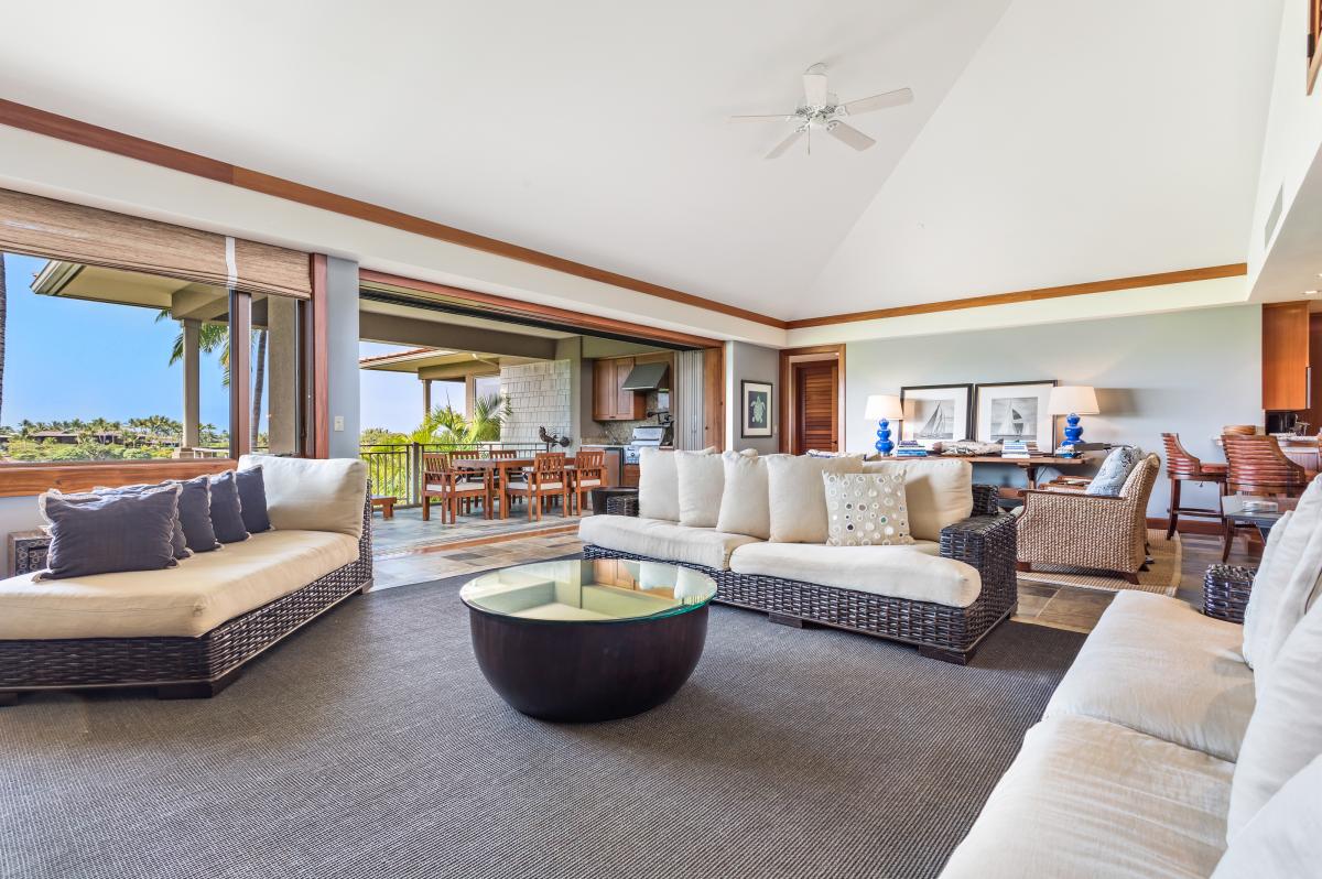 Living Room to Lanai